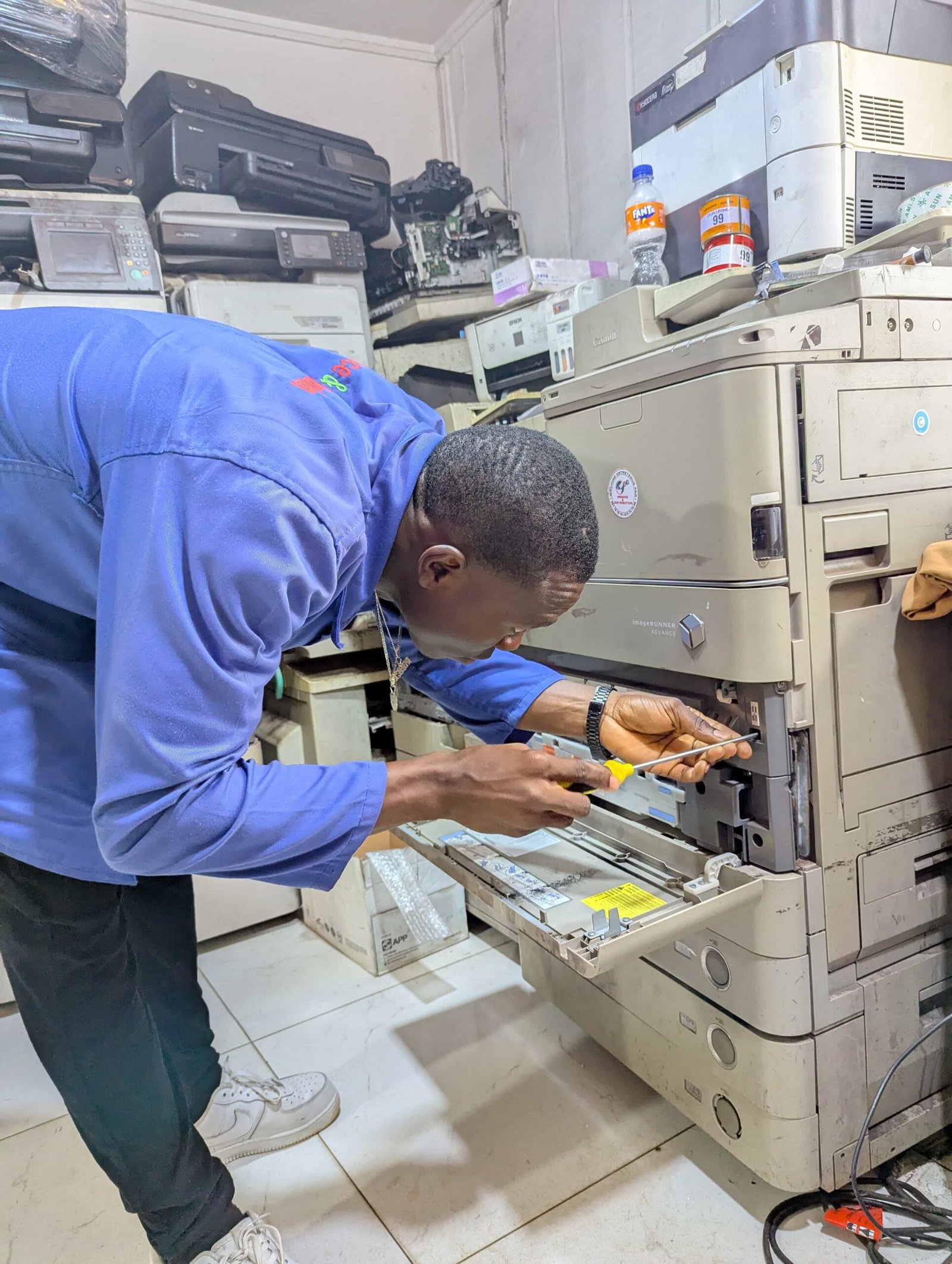 Negoce distribution someone fixing a printer